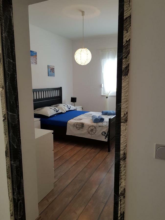 Apartment Mate *