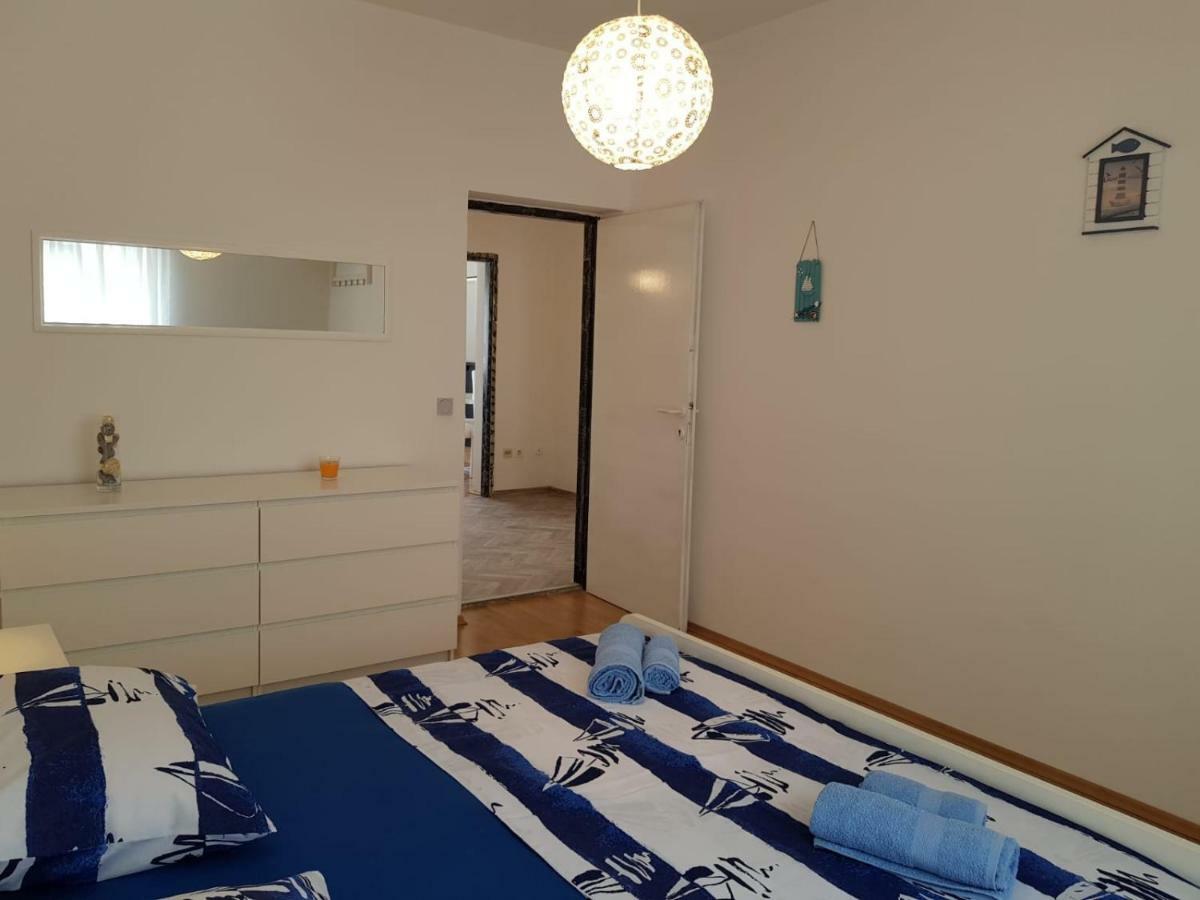 Apartment Mate *